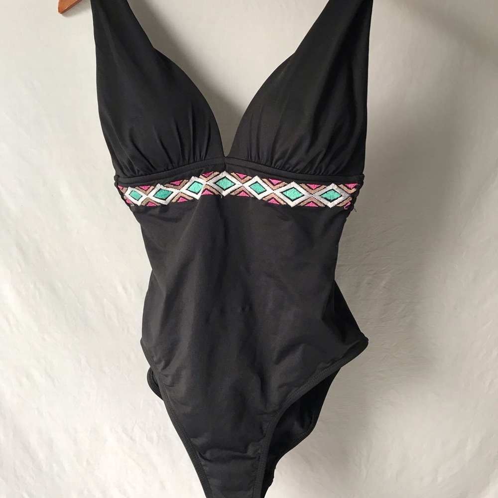 La Blanca black size 6 one piece with fun color band